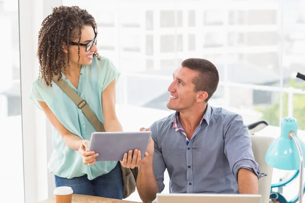 I colleghi di lavoro discutono su un tablet — Foto Stock