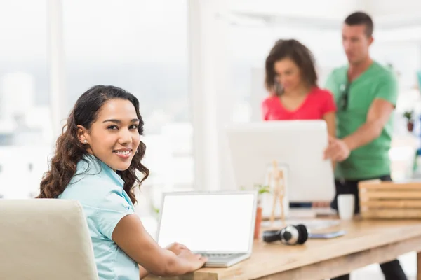 Equipo de negocios casual teniendo reunión — Foto de Stock