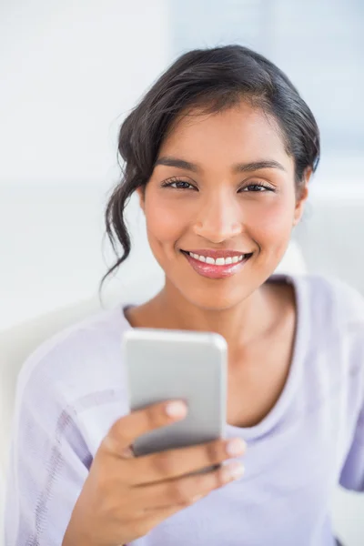 Casual zakenvrouw texting op telefoon — Stockfoto