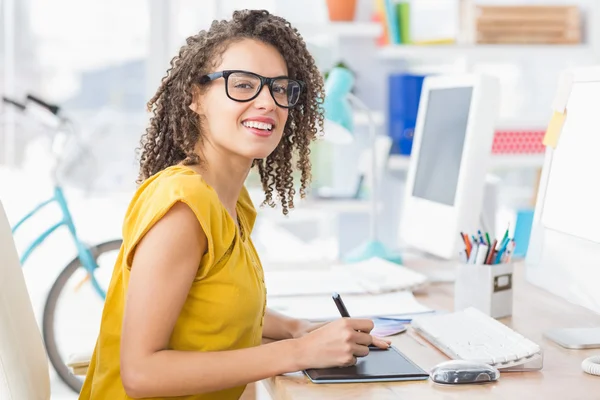 Creative young businesswoman looking at the camera — Stock Photo, Image