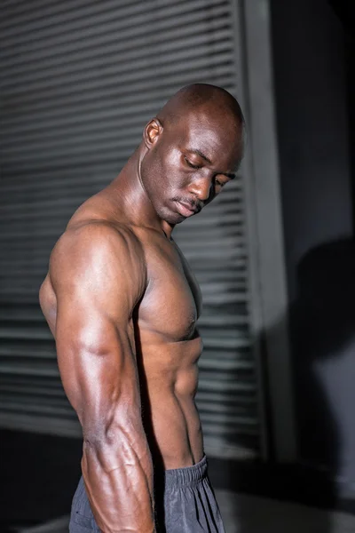 Jeune bodybuilder regardant ses muscles — Photo