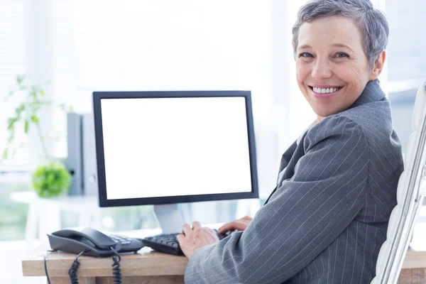 Empresária sorridente usando computador — Fotografia de Stock