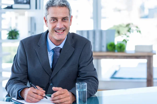 Gelukkige zakenman kijkend naar camera — Stockfoto