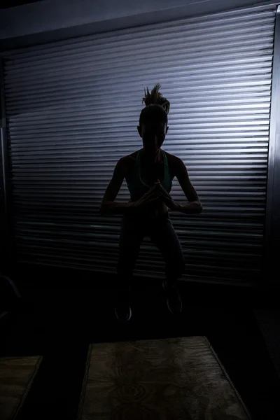 Muskulöse Frau macht Kniebeugen — Stockfoto