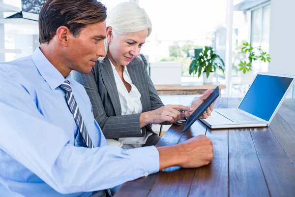 Business people working on tablet computer — Stock Photo, Image