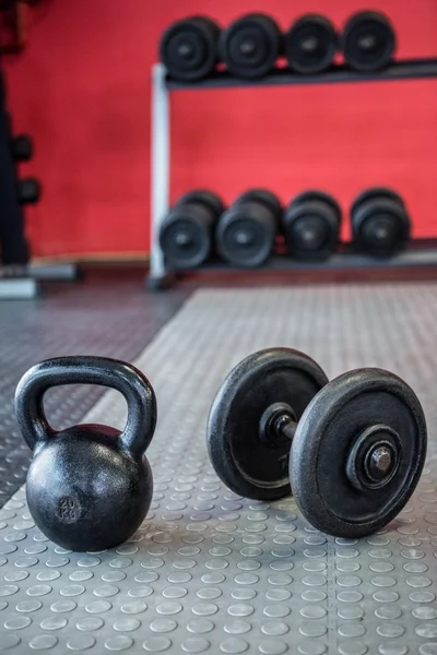 Kettlebell vedle činek — Stock fotografie