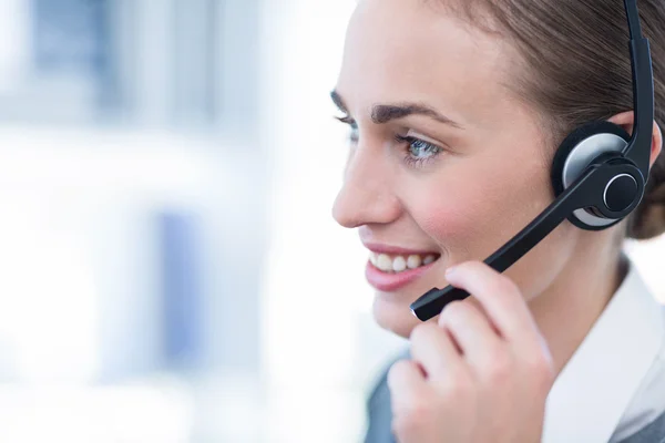 Femme d'affaires heureuse avec casque — Photo