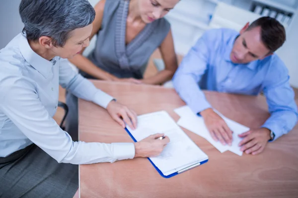 Uma equipe de negócios fazendo brainstorming juntos — Fotografia de Stock