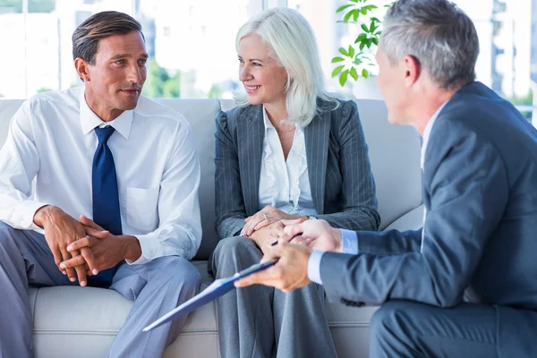 Geschäftsleute sprechen gemeinsam auf Couch — Stockfoto