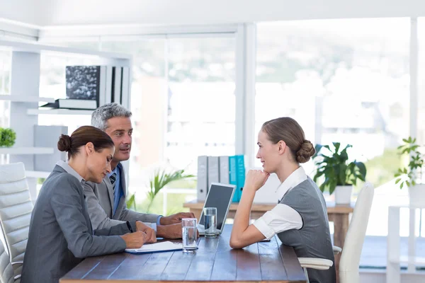 Des hommes d'affaires interviewant une jeune femme d'affaires — Photo