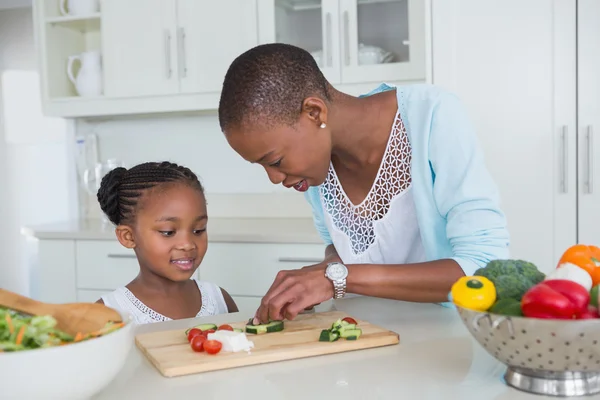 Retrato mãe e filha fazendo uma salada juntos — Fotografia de Stock