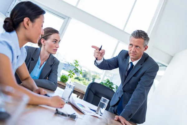 Empresário apontando seus colegas durante reunião — Fotografia de Stock