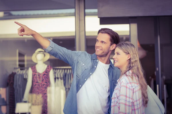 Glückliche Paare blicken und zeigen weit weg — Stockfoto