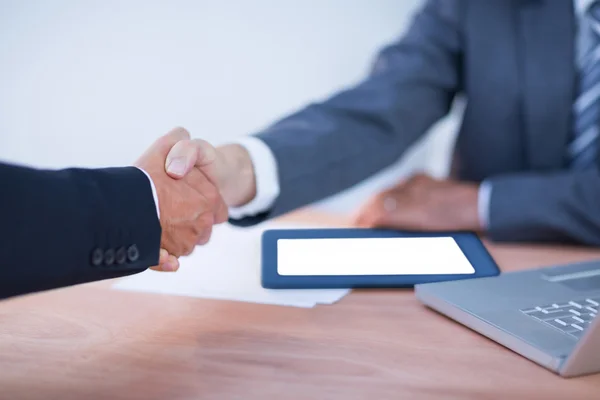 Dos colegas hombres de negocios estrechando la mano — Foto de Stock