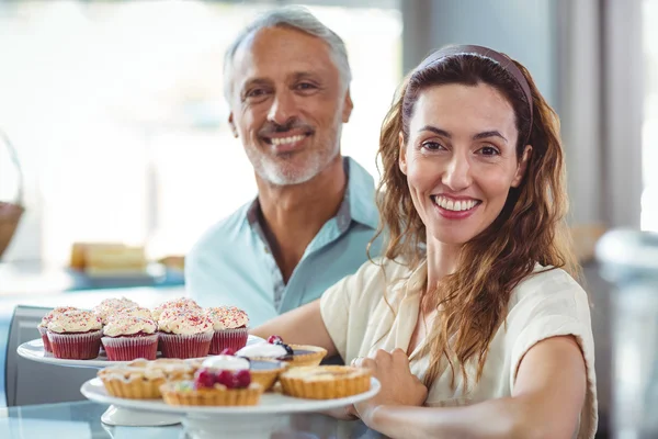 Pareja feliz mirando la cámara — Foto de Stock