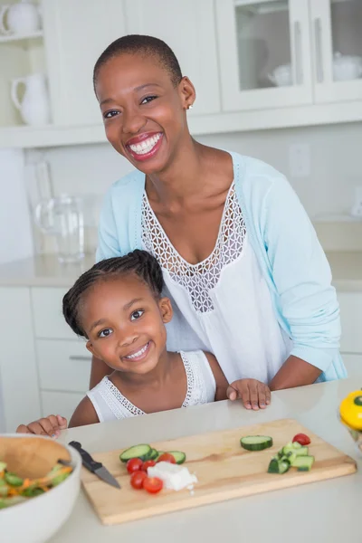 Retrato madre e hija haciendo una ensalada juntas — Foto de Stock