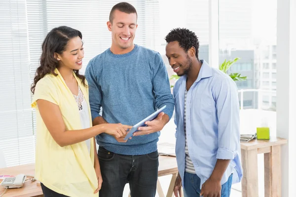 Portret van collega's permanent glimlachen — Stockfoto