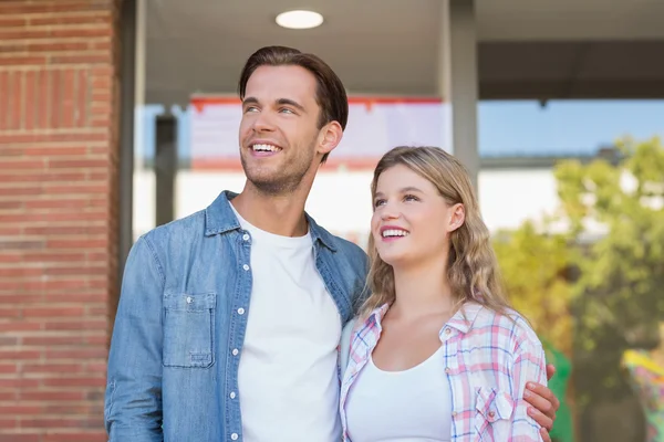 Glückliches Paar schaut weit weg — Stockfoto