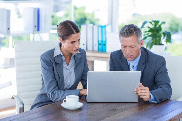 Zakelijke mensen die werken op laptop computer — Stockfoto