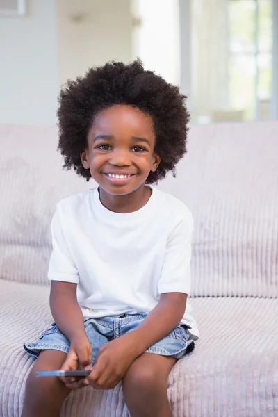 Porträt eines kleinen Jungen mit Technologie — Stockfoto