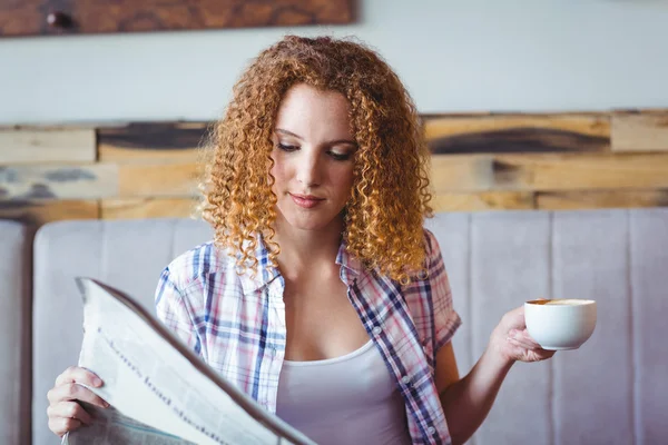 Pelo rizado chica leyendo periódico —  Fotos de Stock