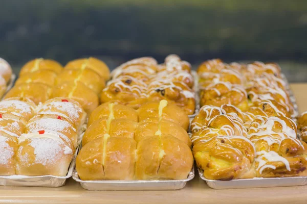 Bir kafeteryada bir yemekleri ekmek — Stok fotoğraf