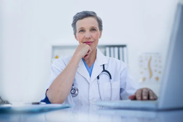 Médecin féminin sérieux regardant la caméra — Photo