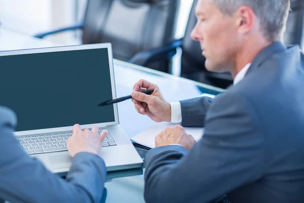 Uomini d'affari che lavorano su laptop — Foto Stock