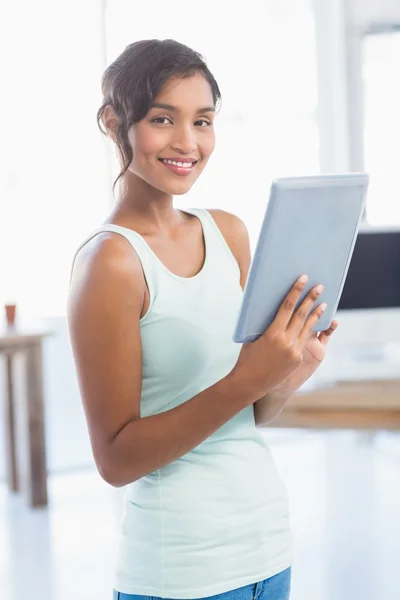 Casual weergegeven brunette: tablet pc — Stockfoto