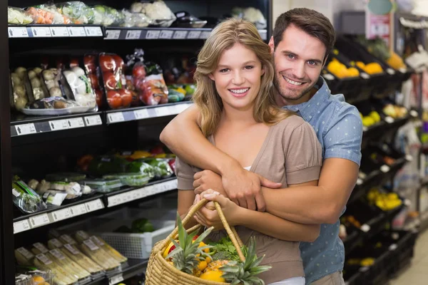 Pareja comprando productos alimenticios en el supermercado — Foto de Stock