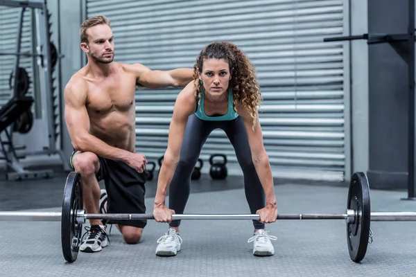 Attentive muscular woman lifting weight — Stock Photo, Image