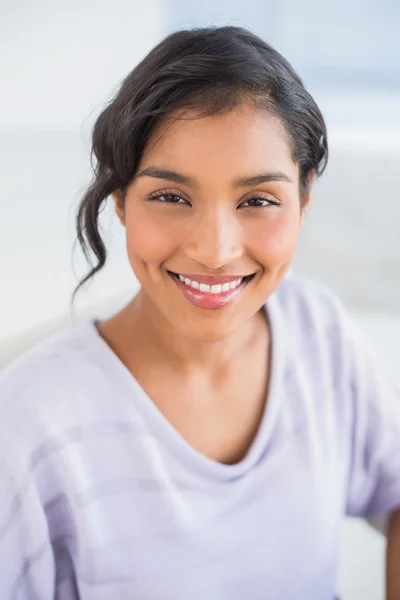 Lächelnde Geschäftsfrau bei der Arbeit — Stockfoto