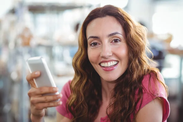 Mujer usando el teléfono en la cafetería — Foto de Stock