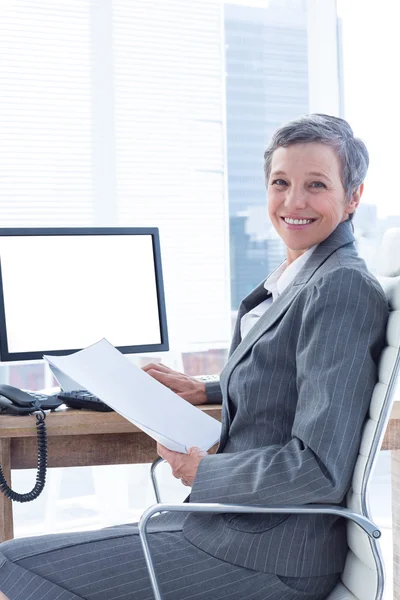 Улыбающаяся деловая женщина с помощью компьютера — стоковое фото