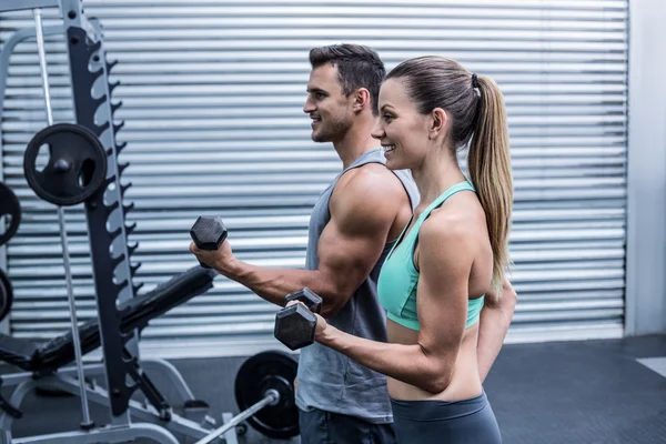 Una pareja musculosa levantando pesas —  Fotos de Stock