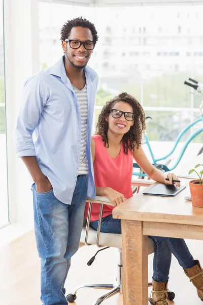 Twee creatieve business collega's kijken naar de camera — Stockfoto