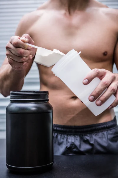 Homem muscular fazendo coquetel de proteína — Fotografia de Stock