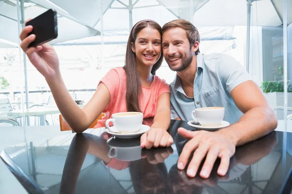 Feliz pareja haciendo selfie —  Fotos de Stock