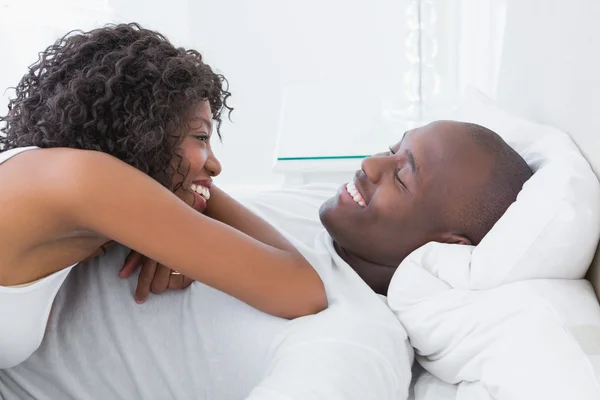 Feliz pareja sonriente en la cama —  Fotos de Stock