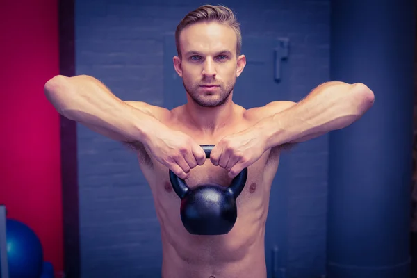 Muskulös man lyfta en kettlebell — Stockfoto