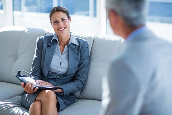 Mensen uit het bedrijfsleven spreken samen op Bank — Stockfoto