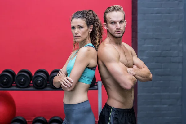 Couple musclé donnant dos à dos — Photo