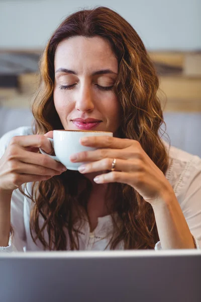 Business woman having coffee — стоковое фото