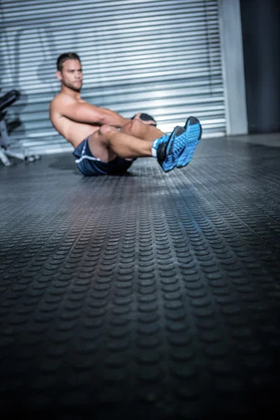 Muskulöser Mann turnt mit Medizinball — Stockfoto