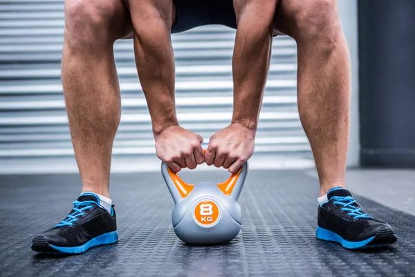 Μυώδης άνδρας άρση ένα kettlebell — Φωτογραφία Αρχείου