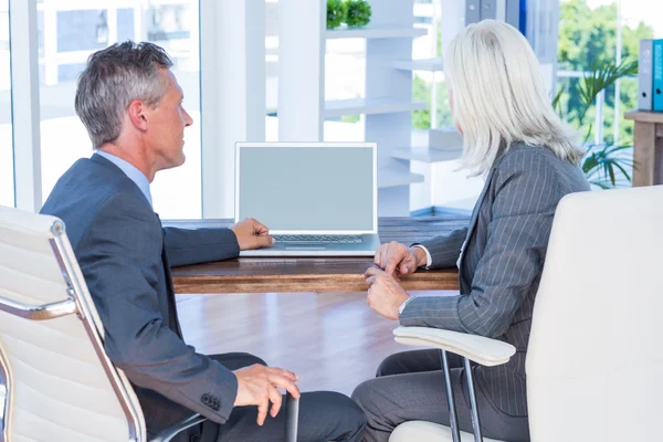 Uomini d'affari che lavorano su laptop — Foto Stock