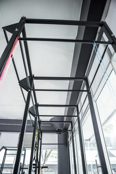 Barres parallèles dans la salle de gym Crossfit — Photo