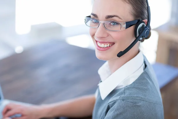 Glad affärskvinna med headset — Stockfoto