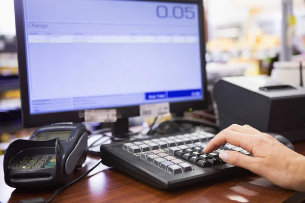 Mano della donna utilizzando il computer — Foto Stock