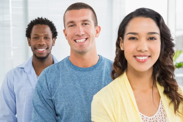 Retrato de colegas sonrientes mirando la cámara — Foto de Stock